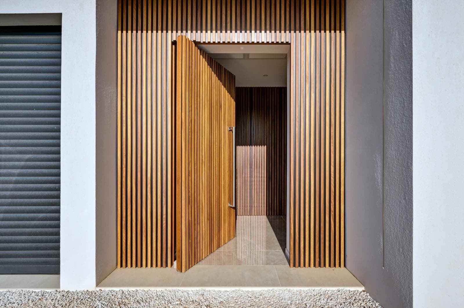 Porte d'entrée en bois de la Villa O'Bè
